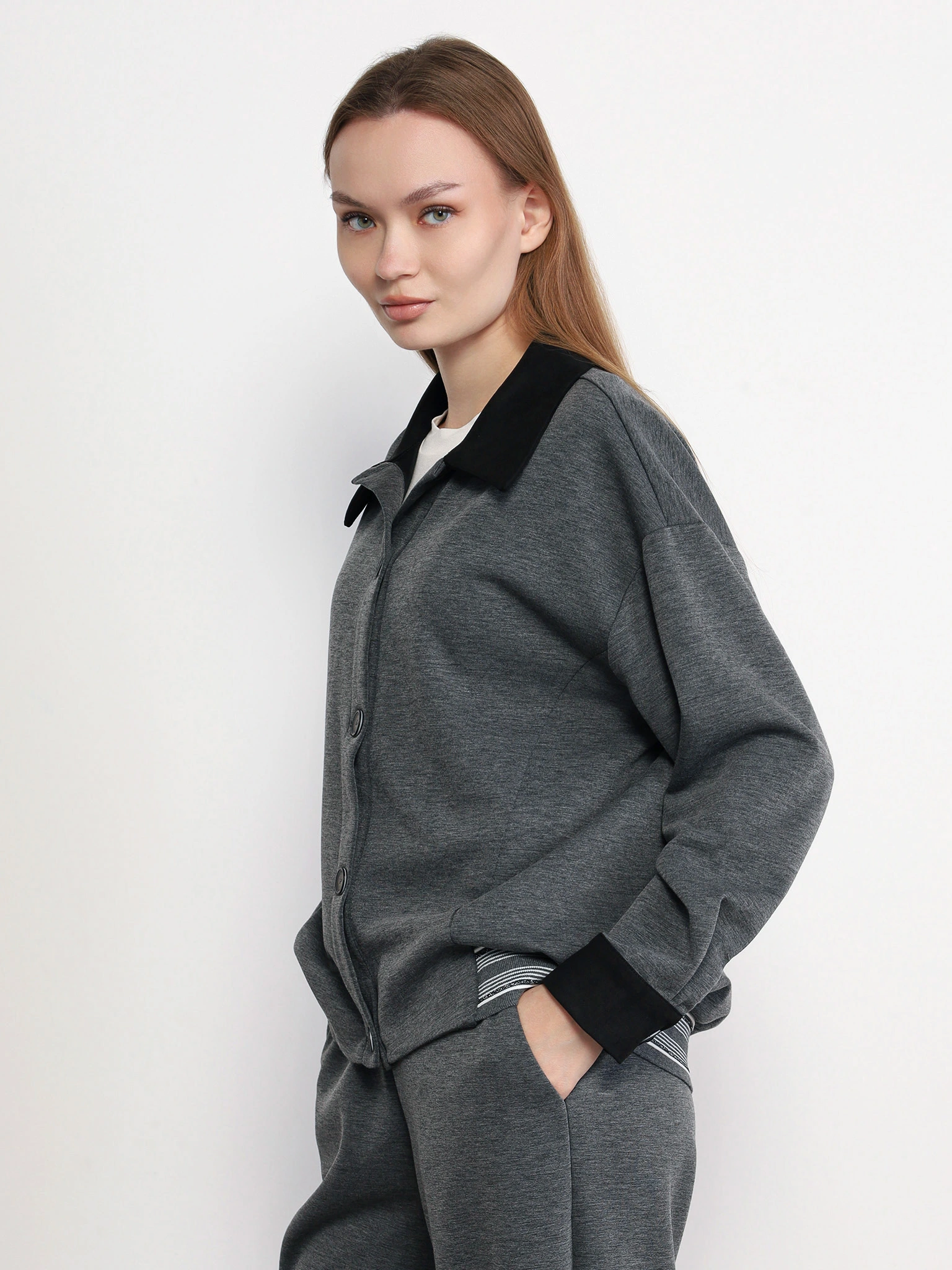 Жакет серого цвета с отложным воротником на пуговицах